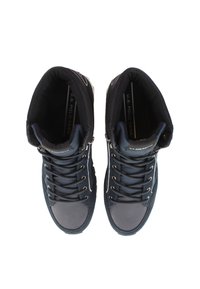 Marineblaue High-Top-Sneaker aus einer Kombination von Textil- und Leder Materialien, mit Metallösen, gepolstertem Kragen und Gummisohle.