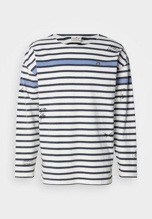 Maglietta a maniche lunghe a righe con strisce orizzontali navy e bianche, una riga accentuata blu e illustrazioni grafiche sul davanti e sulle maniche.