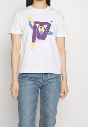 Wit katoenen t-shirt met een kleurrijke grafische illustratie van een aap in verschillende poses. Comfortabele pasvorm met korte mouwen.