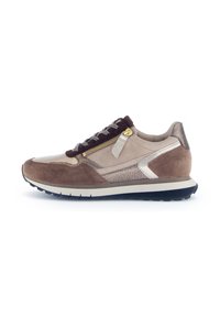 Bruine en beige sneaker van suede en leer. Heeft een ritssluiting, gestructureerde accenten en een zwarte rubberen zool.