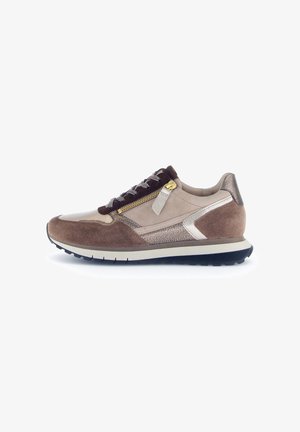 Bruine en beige sneaker van suede en leer. Heeft een ritssluiting, gestructureerde accenten en een zwarte rubberen zool.