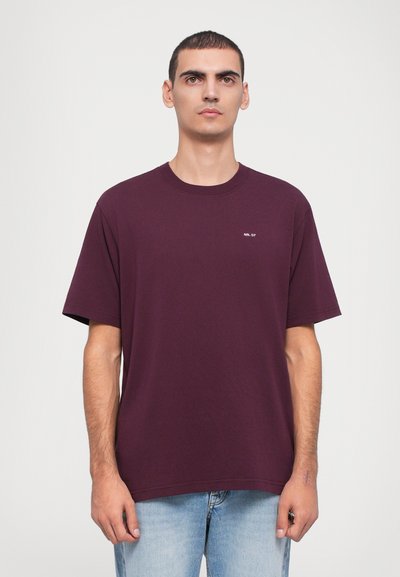 Μαρόνα βαμβακερή μπλούζα T-shirt με κοντά μανίκια, άνετη γραμμή, στρογγυλή λαιμόκοψη και μικρό λευκό λογότυπο στο αριστερό στήθος.