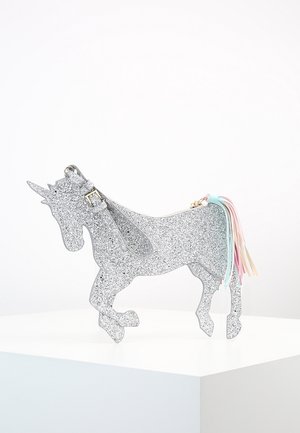 Srebrna torebka kopertówka w kształcie jednorożca z brokatem, ozdobiona złotą klamrą i pastelowymi frędzlami. Wykonana z materiału syntetycznego, z fantazyjnym wzorem.