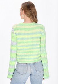 Geripptem Pullover in Pastellgrün und gelben Streifen, mit langen Ärmeln und rundem Halsausschnitt. Hergestellt aus weichem, strukturiertem Material.