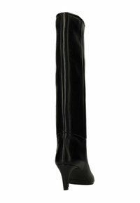 Botte en cuir noir hauteur genou au design épuré, à bout pointu et à talon aiguille modéré, mettant en avant une texture lisse et un style minimaliste.