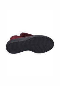 Burgunderfarvet slip-on støvle med en fuzzy tekstiloverdel og en sort gummisål. Har en tekstureret overflade og præget mærkenavn på sålen.