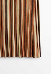 Tissu plissé verticalement avec des rayures étroites dans des tons de brun, beige et orange sur un fond blanc.