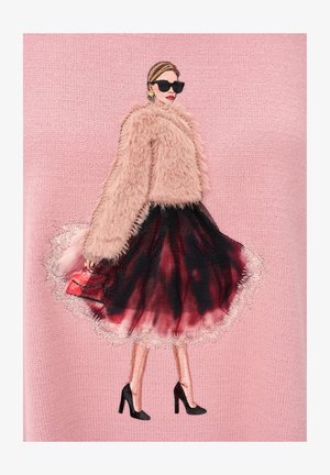 Różowy sweter ozdobiony jest haftowanym wzorem przedstawiającym postać w puszystym beżowym płaszczu i czarnej, czerwono zabarwionej spódnicy, zestawionej z czarnymi szpilkami.