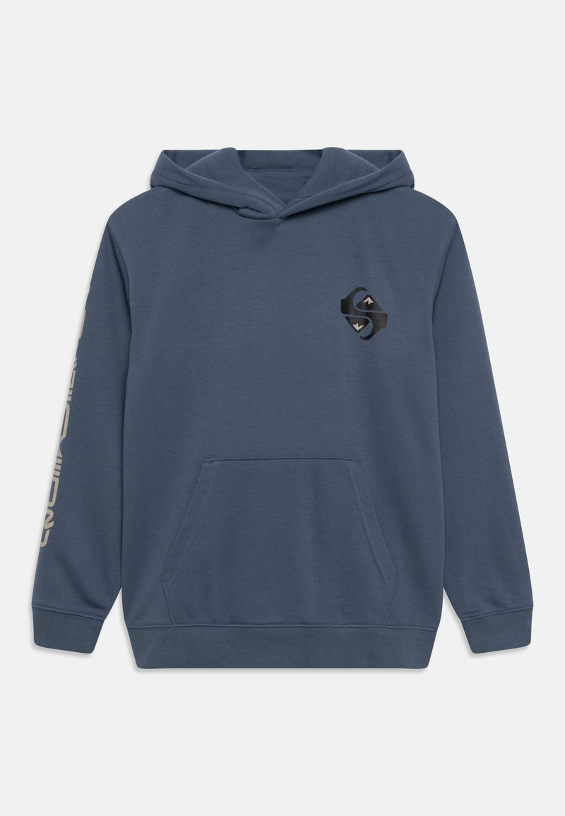 Sweat à capuche bleu avec poche kangourou à l'avant, petit logo géométrique noir sur la poitrine, et texte clair courant le long de la manche droite.