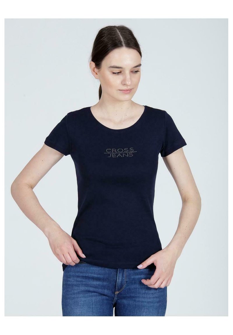 Granatowa bawełniana koszulka z okrągłym dekoltem i krótkimi rękawami. Posiada nadrukowane logo z detalami z przeszyć na wysokości klatki piersiowej.