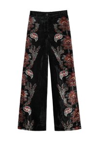 Pantalons larges en velours noir avec des motifs floraux et en paisley rouges et gris brodés sur les côtés et sur l'avant.