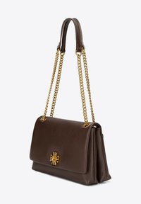 Hnědá kožená kabelka se strukturovaným designem. Má zlatý řetízkový popruh a dekorativní zlatý emblém na přední straně.