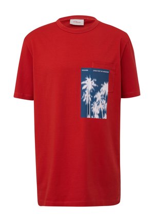 Rode katoenen T-shirt met een ronde hals en korte mouwen, voorzien van een blauwe patch met een palmboomafbeelding en de tekst "OPEN VOOR HET WEEKEND."