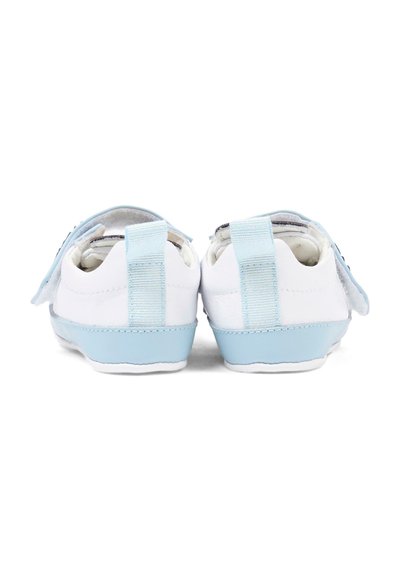 Paire de chaussures de bébé blanches avec semelles et boucles au talon bleu clair, vues de dos sur un fond blanc.