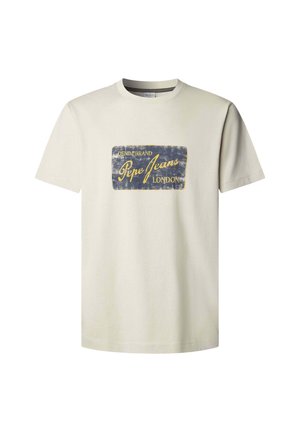 Camiseta de manga corta color crema con un rectángulo azul marino desgastado y texto amarillo que dice "DENIM BRAND Pepe Jeans LONDON" en el pecho.