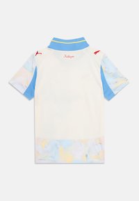 Camisa polo blanca con acentos azules y mangas con un patrón en tonos pastel. Presenta un collar con ribete verde y un logotipo rojo de KidSuper en la parte posterior.