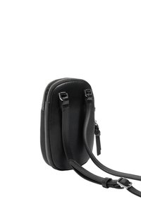 Czarna skórzana torebka na ramię o gładkiej teksturze, z zapięciem na zamek i regulowanymi paskami. Charakteryzuje się kompaktowym, owalnym kształtem.