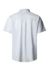 Ανοιχτό μπλε πουκάμισο με κοντά μανίκια, πίσω καβάλο και κεντρική πιέτα κουτιού, εμφανίζεται πάνω σε λευκό φόντο.