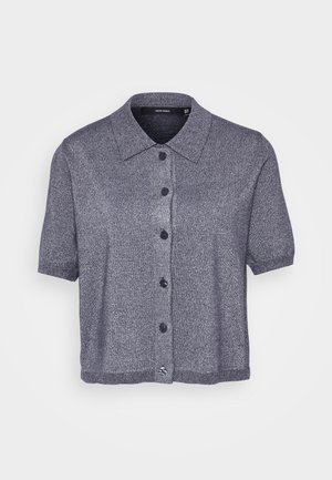 Kardigan kratkih rukava s ovratnikom od tamnogr Gray pletenine s laganim sjajem. Ima pet crnih dugmadi i rebrasti detalj na rubu.