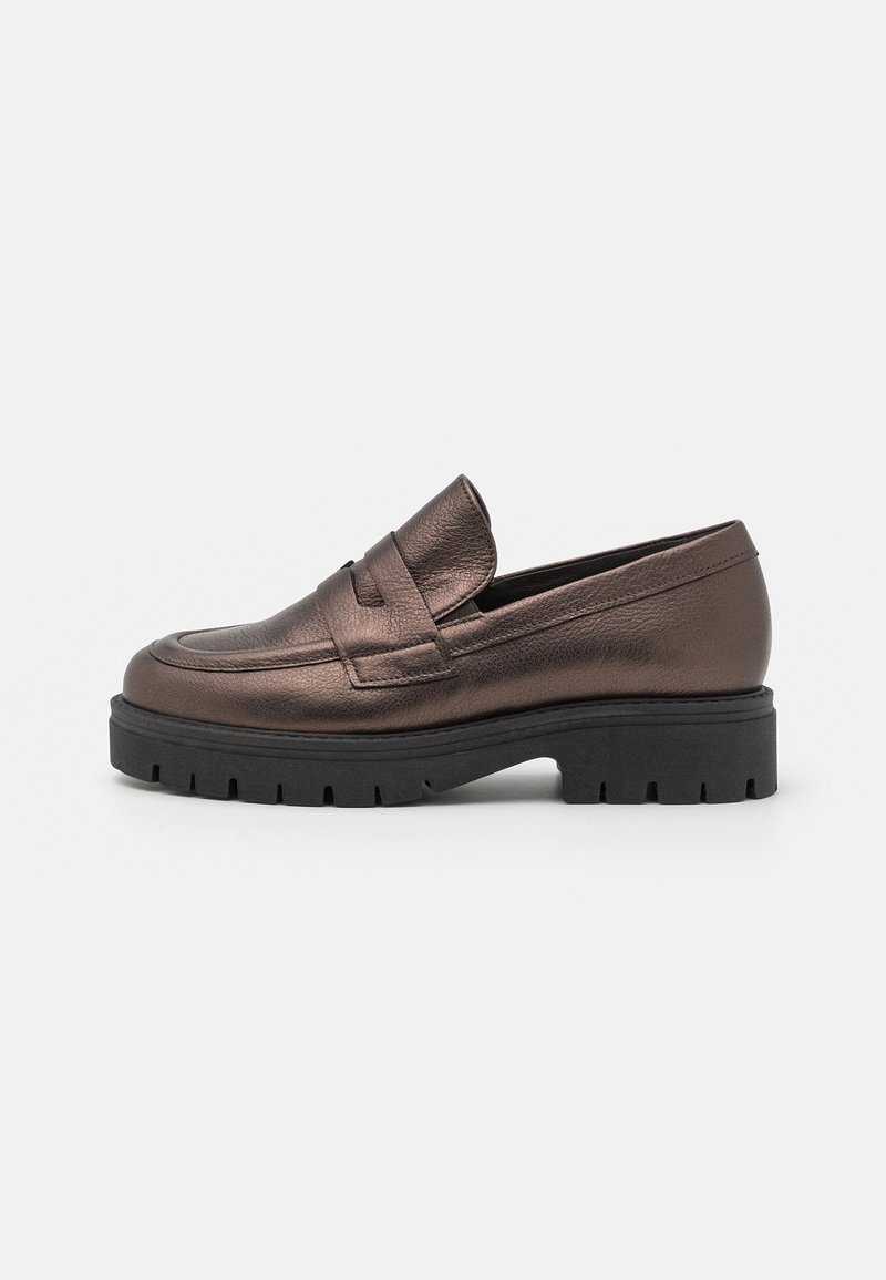 Mocassin en cuir marron métallisé foncé avec semelle épaisse noire à crampons, détail bride penny et bout arrondi, présenté de profil sur fond blanc.