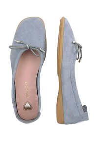 Lichtblauwe suède ballerina's met ronde neuzen, decoratieve strik met metalen uiteinden, roze gewatteerde binnenzolen en lichtbruine rubberen zolen.