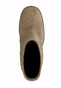 Beige suède enkellaars met ronde neus en ritsdetail aan de zijkant. Lichtgestikte rand langs de zool; gladde structuur met een matte afwerking.