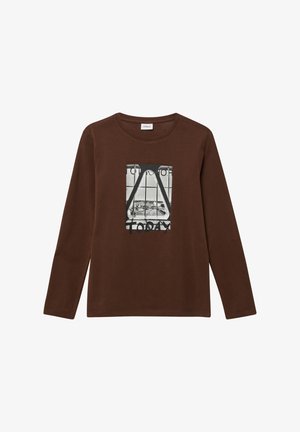 T-shirt manches longues marron en tissu doux, présentant un motif rectangulaire avec une impression photographique et le mot "AUJOURD'HUI" en lettres majuscules.