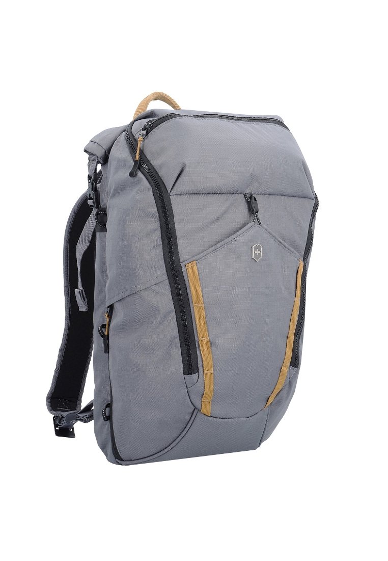 Mochila de tela gris con acentos negros, un bolsillo con cremallera y una raya amarilla. Correas de hombro acolchadas y una forma estructurada y ergonómica.