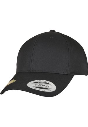 Crna snapback kapa od tkanine, s čvrstim vrhom, zakrivljenim vizirjem i plastičnim podešivim trakama. Išiveni detalj loga.