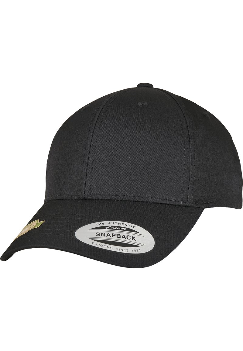 Căciulă snapback neagră, din material textil, cu un vârf structurat, vizor curbat și o curea din plastic ajustabilă. Detaliu cu logo brodat.