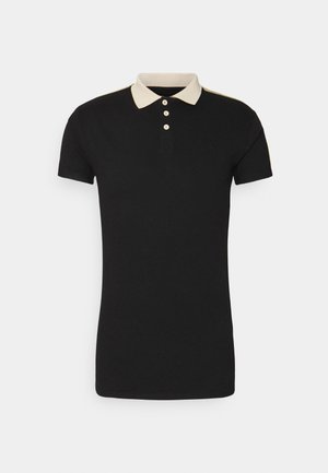 Polo noir en coton, avec un col beige et trois boutons. Détail de logo subtil sur la poitrine et manches courtes.