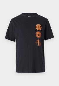 DISTANCE - Print T-shirt - antique black