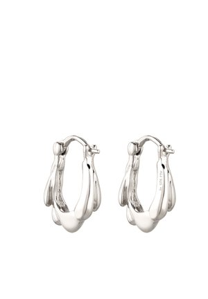 Paire de boucles d'oreilles créoles lisses en argent avec un design arrondi et fluide et des fermoirs à charnière pour une fermeture sécurisée.