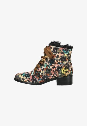 Bottines fleuries en tissu multicolore avec des lacets marron, un bord texturé noir en haut et un talon épais noir. Couture décorative en accent.