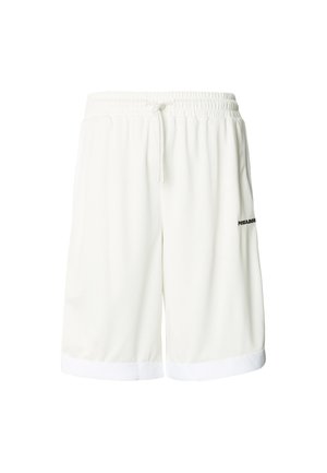 Białe sportowe spodenki z elastycznym pasem i sznurkiem, wyposażone w boczne kieszenie oraz czarne logo na lewej udzie.
