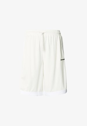 Shorts de sport blancs avec une ceinture élastique et un cordon de serrage, dotés de poches latérales et d'un logo noir sur la cuisse gauche.