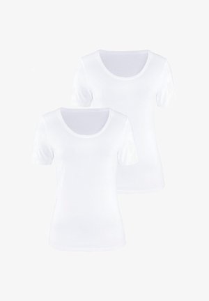 Dva bijela majice kratkih rukava s okruglim izrezom, izrađene od mekog pamučnog materijala, s glatkom teksturom i čistim dizajnom.