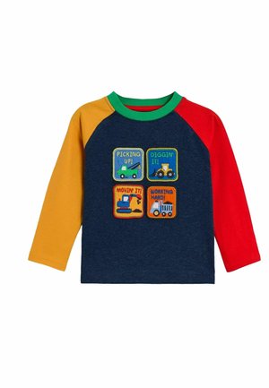 Langarm-T-Shirt mit einem marineblauen Körper und Ärmeln in Gelb, Rot und Grün. Verfügt über vier gestickte Aufnäher, die Baumaschinen darstellen.