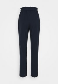 Námořnické modré kalhoty s elastickým pasem, hladkým povrchem a tapered nohama. Obsahují volánkové akcenty v pase.