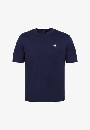 Granatowy t-shirt z krótkim rękawem i okrągłym dekoltem z małym białym naszywanym emblematem na lewej piersi.