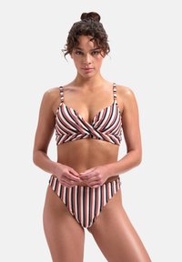 Set di bikini a righe con top a design a torciglione con spalline regolabili e coordinato bottom a vita alta. I colori includono crema, rosso e blu navy.