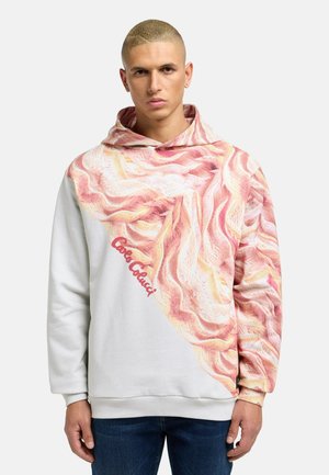Hettegenser i hvit med et fremtredende rosa bacon-design. Har teksturert stoff og en rød logo foran.