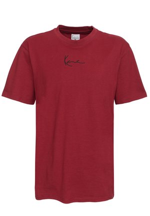 T-shirt rouge à manches courtes avec col rond et petit logo noir en écriture cursive centré sur la poitrine.