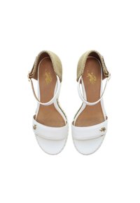 Sandali bianchi in pelle con tomaia intrecciata beige, fibbia regolabile e dettaglio dorato sulla cinghia. Suola piatta con rivestimento testurizzato.