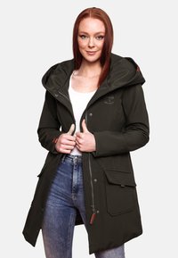 Chaqueta impermeable verde con una gran capucha, dos bolsillos frontales y cierre de cremallera. Presenta un logo en el pecho y tejido texturizado.