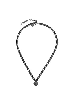 Collier chaîne en métal noir avec un pendentif géométrique en forme de cœur et un fermoir réglable avec une petite étiquette circulaire.