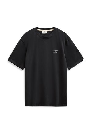 T-shirt nero a maniche corte con scollo rotondo e piccolo testo bianco "ANERKJENDT x LUCKY 451" sul petto sinistro.