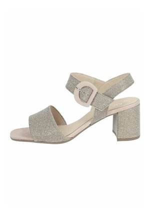 Sandale à talon beige scintillante avec une large bride sur le pied et une fermeture à boucle ; talon carré, tige texturée et design à bout ouvert.