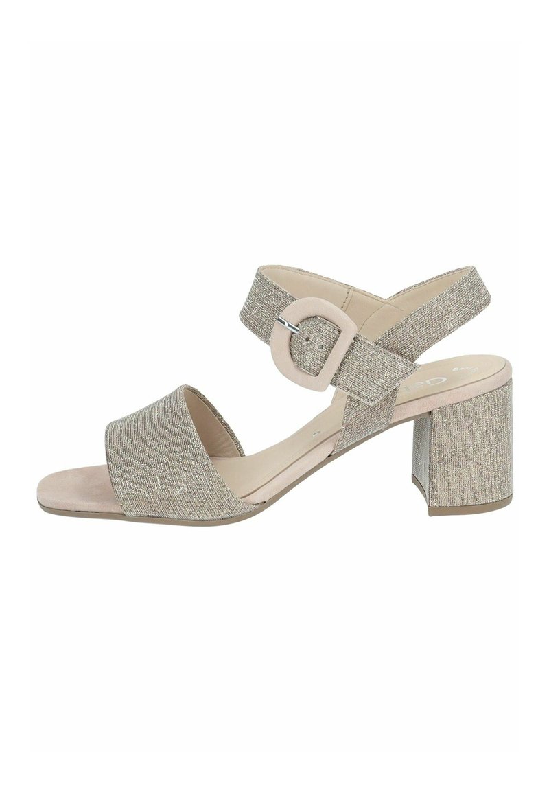 Sandal con tacco beige glitterato, dotata di una larga fascia sulla parte anteriore del piede e chiusura con fibbia; tacco quadrato, tomaia texturizzata e design a punta aperta.