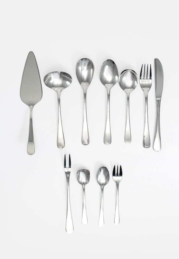 Set av polerat rostfritt stål bestick som inkluderar en tårtförsäljare, skedar, gafflar och en kniv, arrangerat på en vit yta.